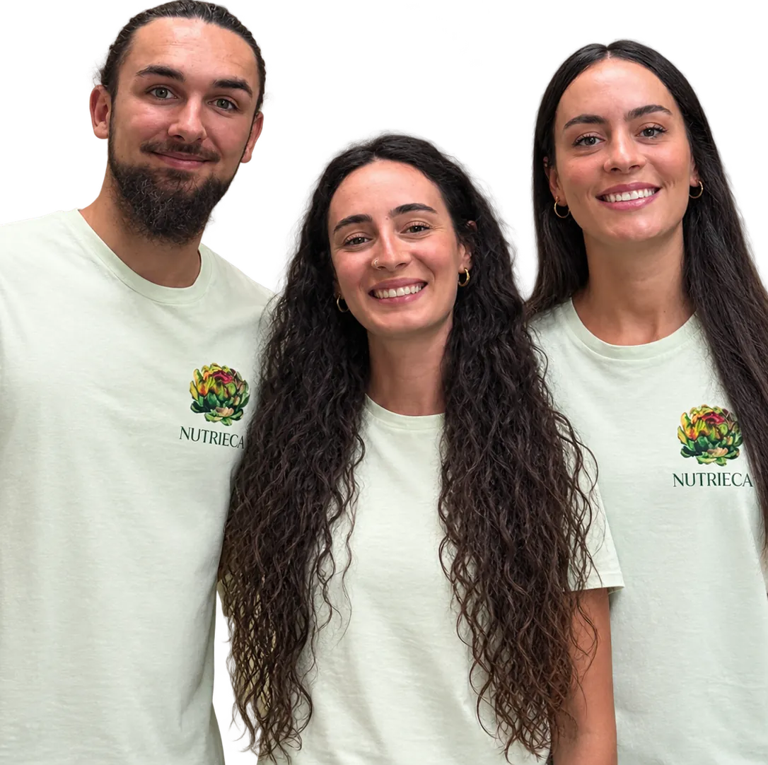 Raúl, Estela y Miriam, el equipo de Nutrieca, sonriendo con sus camisetas verdes